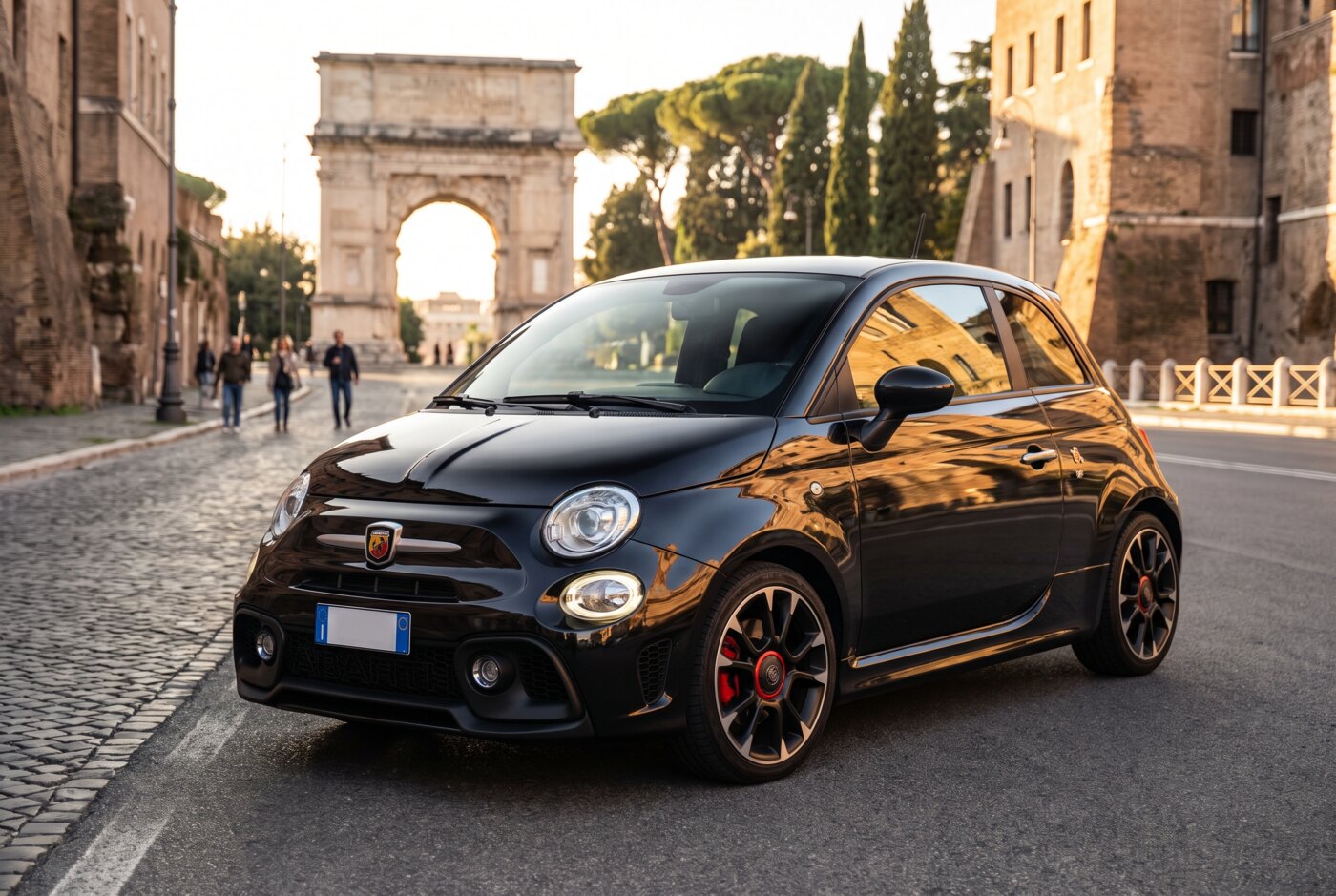 Abarth 595 nera davanti a un monumento romano