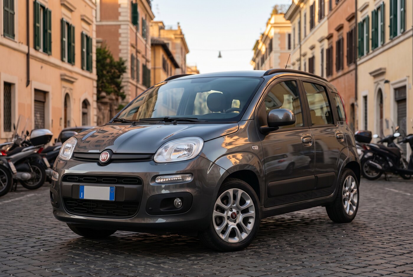 Fiat Panda grigia per le vie di Roma