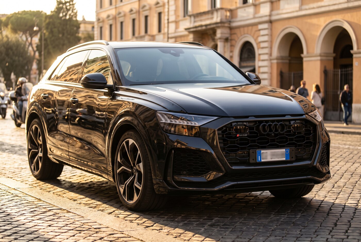 Audi RS Q8 nera nel centro di Roma