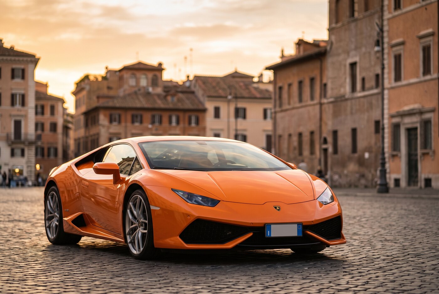 Lamborghini Huracan arancione in una piazza di Roma al tramonto